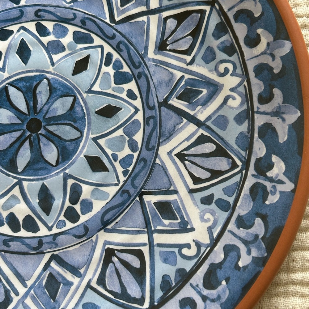 Tommy Bahama Set Of 4 10 1/2” Blue Medallion Melamine Dinner Plates. Pre Owned - Picture 4 of 7
